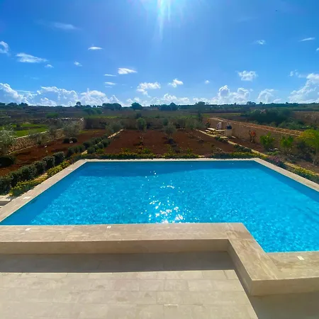 Cliff's Edge Luxury With Large Pool & Stunning Views Daire