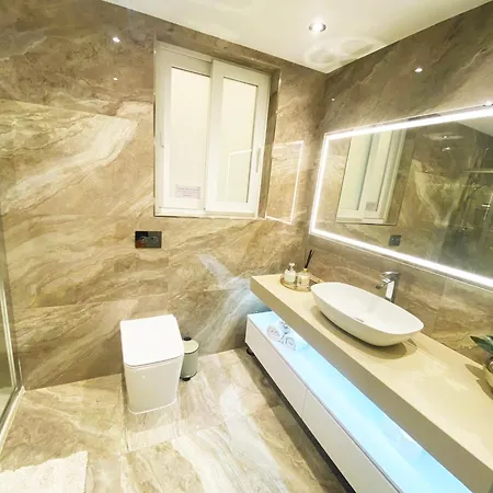 Cliff's Edge Luxury With Large Pool & Stunning Views *