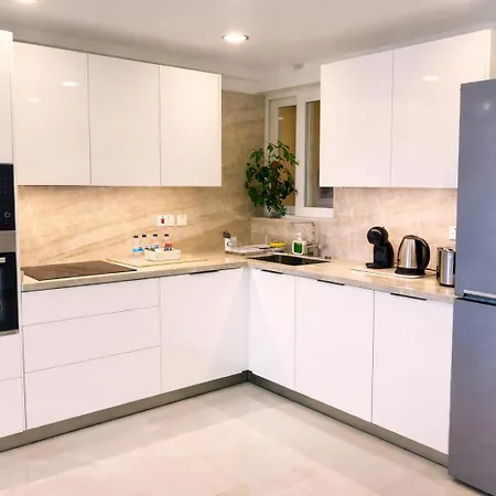 Cliff's Edge Luxury With Large Pool & Stunning Views