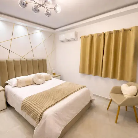 Cliff's Edge Luxury With Large Pool & Stunning Views