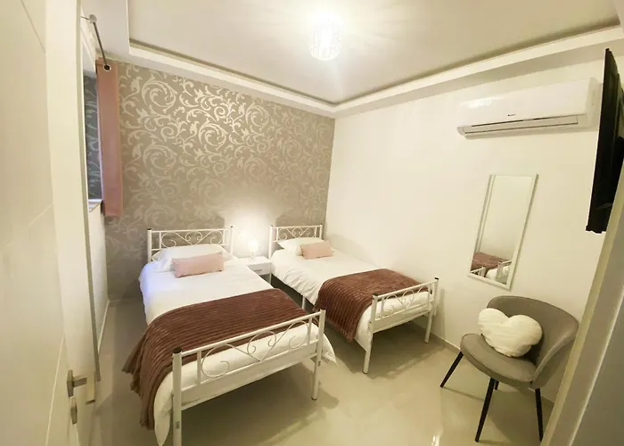 Cliff's Edge Luxury With Large Pool & Stunning Views * سانّات