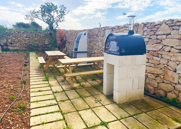 Cliff's Edge Luxury With Large Pool & Stunning Views