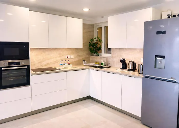 Cliff's Edge Luxury With Large Pool & Stunning Views