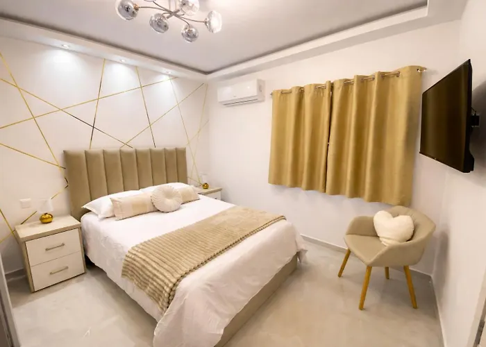 Cliff's Edge Luxury With Large Pool & Stunning Views